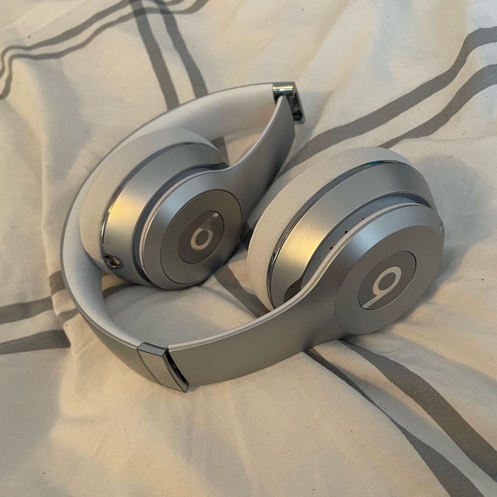 Silver/White Beats Solo3 Wireless on ear headphones